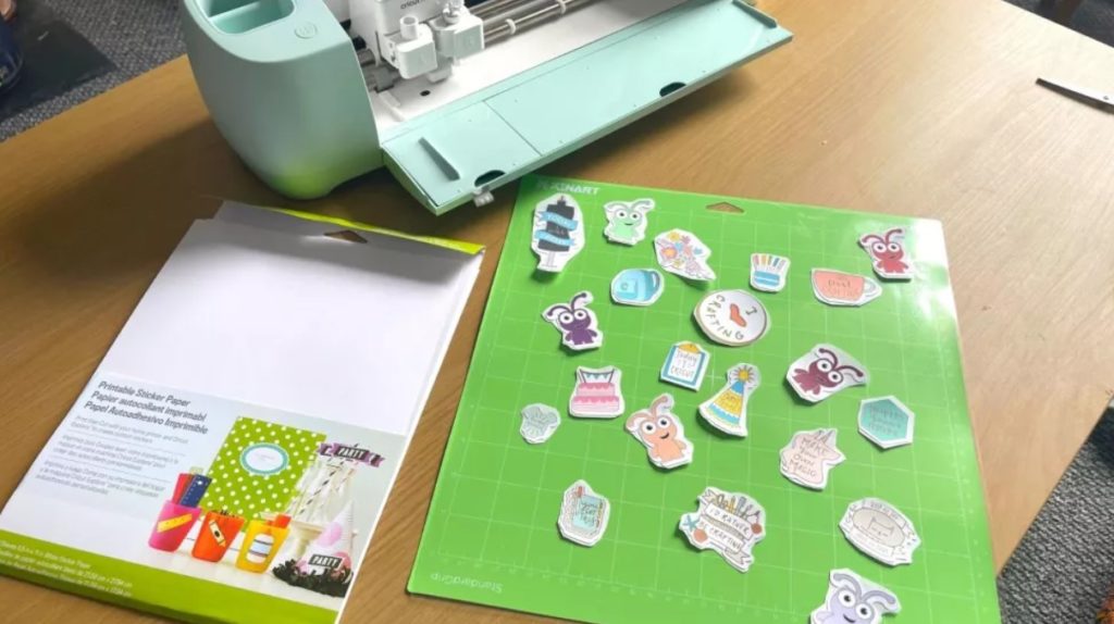 the way to make stickers with Cricut, the simple way